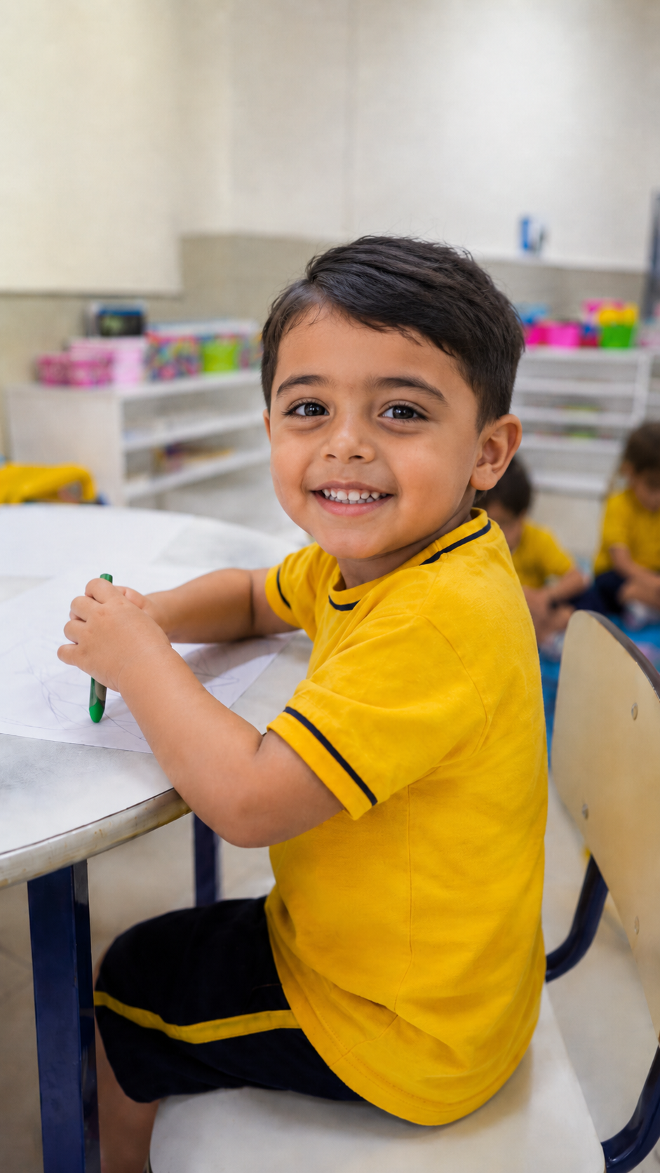 Aluno em atividade de desenho na Escola Montessori