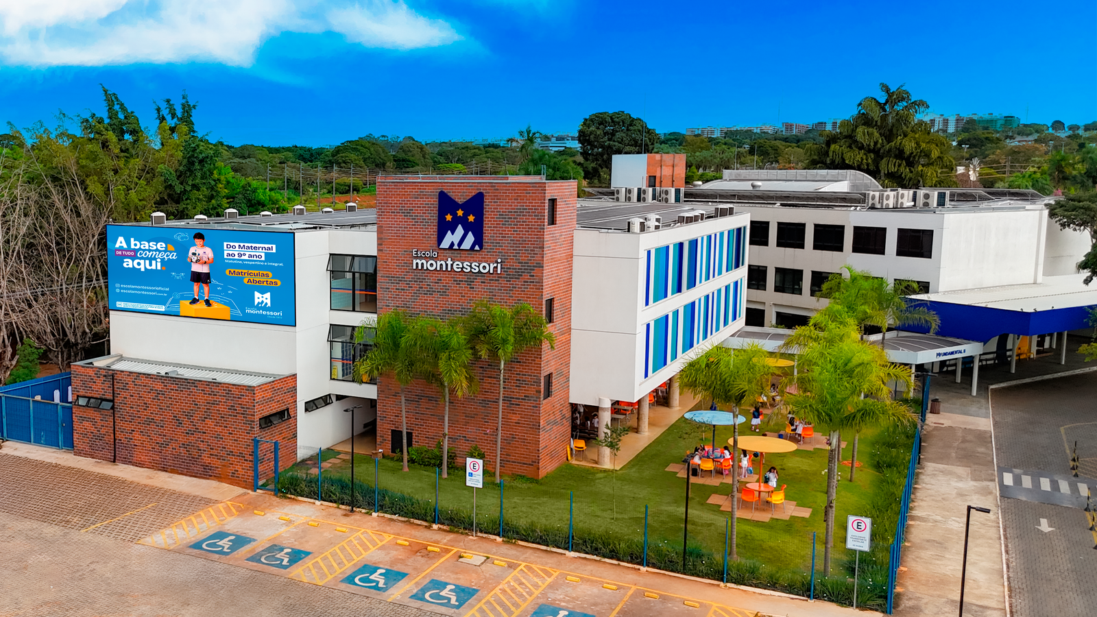 Vista aérea da fachada da Escola Montessori em Brasília